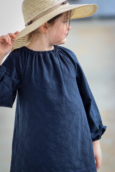 Lochstickerei - große Blume in der Raute - dunkelblau - Baumwolljersey